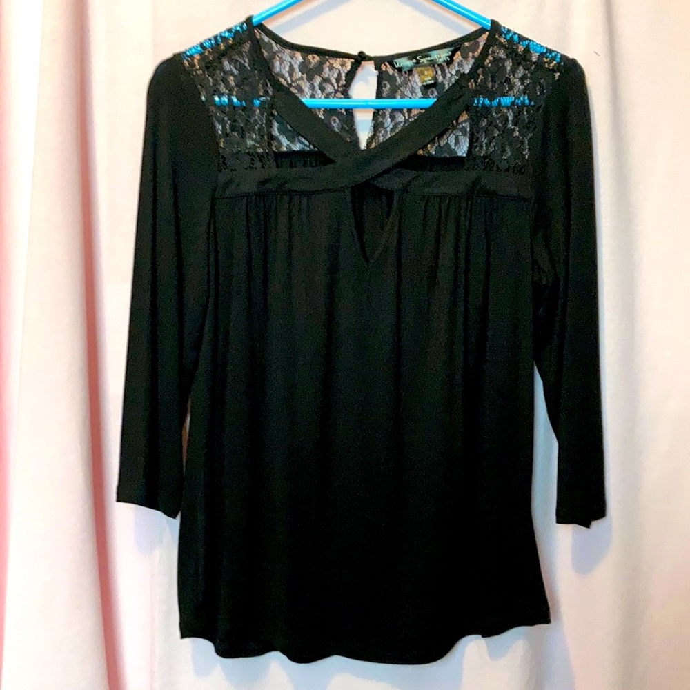 Cute black 3/4 sleeve top, EUC